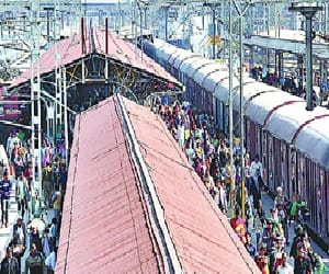 trains were stopped in the highway jam Jat.