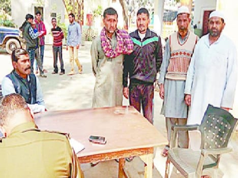Two lakh looted merchant brothers