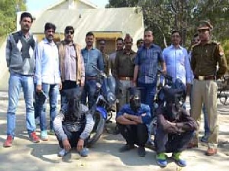 Three arrested for robbery with two bikes