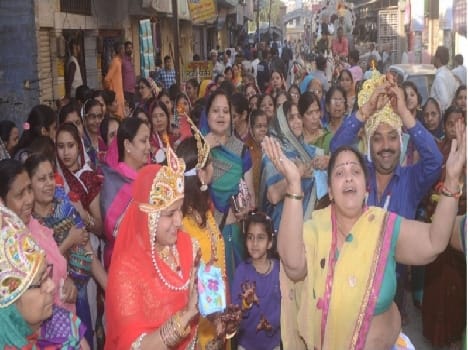 In the procession of Lord Mahavira Jaykare Gunje
