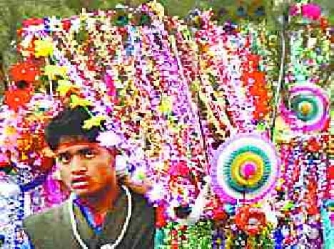 Kanvdian coming, adorned shops