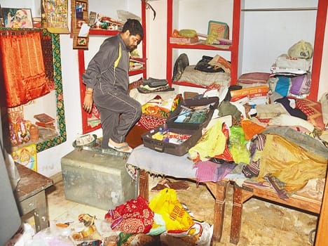 Retired clerk and two houses of 30 million theft