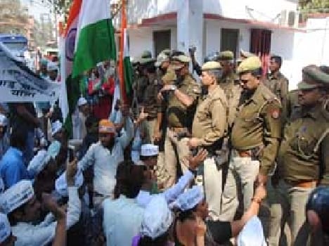 You Lanka police cordon workers
