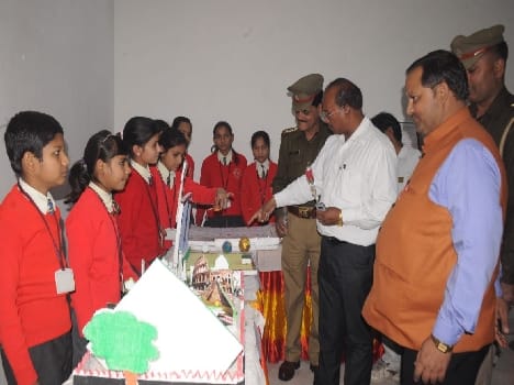 The introduction of scientific thinking in the science exhibition