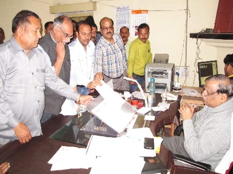 AGM and Xen surrounded by businessmen , altercation