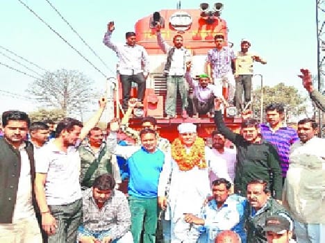 Farmers stopped train, station Kbjaya