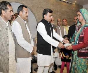 akhilesh yadav gives 2 lakh to muslim boy for saving cow