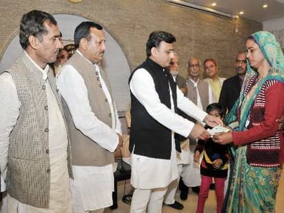 akhilesh yadav gives 2 lakh to muslim boy for saving cow