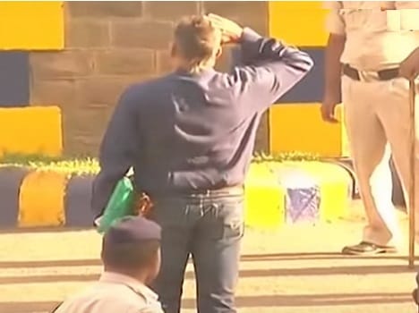 Sanjay dutt salutes Indian flag while he was leaving jail, video goes viral