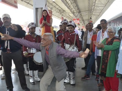senior citizen went for samajwadi srawan yatra.