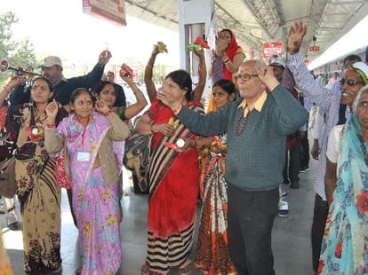 senior citizen went for samajwadi srawan yatra.