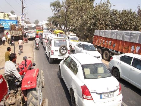 road jam lasts six hours on rail crossing