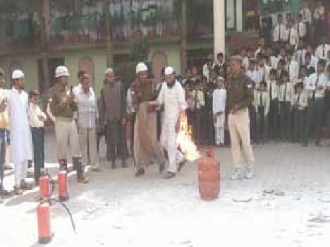 Fire-retardant manner described in schools