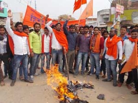 SP burnt effigies of Railway Minister