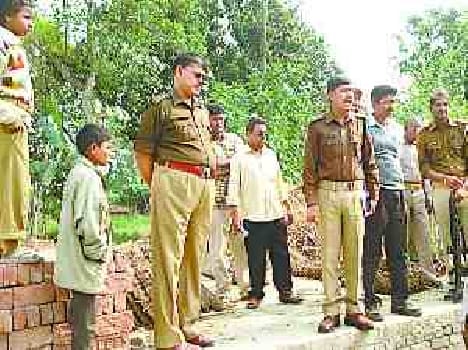 injured young man seated in the police station 4 hours, death