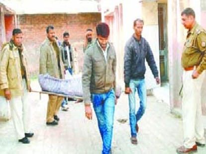 Local Goons Attack on police station in Pratapgarh, One dead
