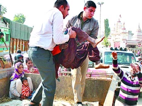 aggressive mob attack police chowki in Saharanpur