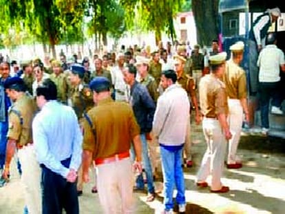 Local Goons Attack on police station in Pratapgarh, One dead