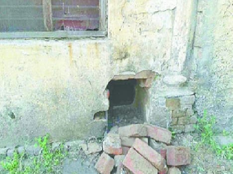 Thieves broke into the strong room of SBI