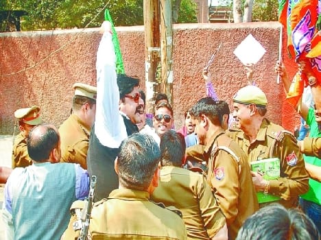  police baton Brsin on BJP members 