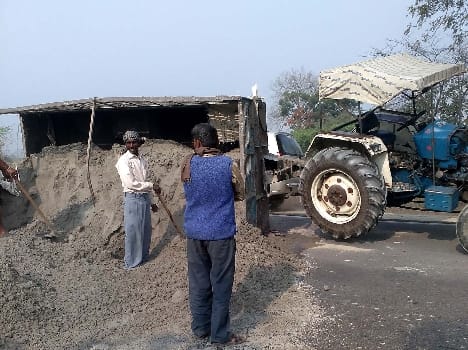 Retas laden trolley overturns Traffic disrupted