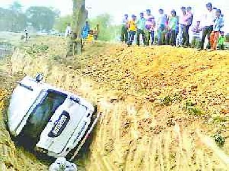 Congress leaders and two people died in accident