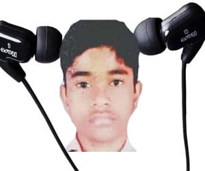 boy died after blast in mobile ear phone in ghaziabad