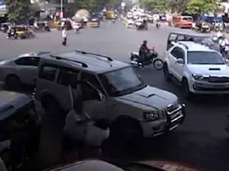 ‘ex’ Shiv Sena worker beating up woman constable in Mumbai