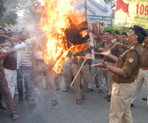 protest by hindu groups against akhilesh yadav
