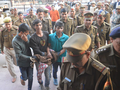 protest by hindu groups against akhilesh yadav