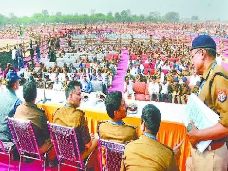 Modi come today , and the one making the protective circle