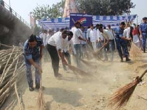 Gomti cleaning edge of the Rapid Action 