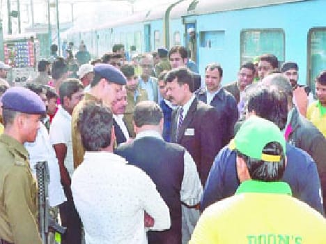Furore over giving bad bread in Shatabdi Express