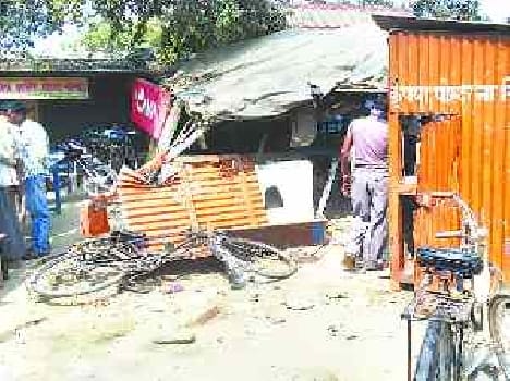 Tanker rammed into the shop, one killed, five injured