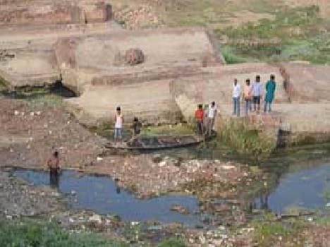 Young cleaning the river 