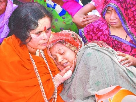 Prachi dodged police officer