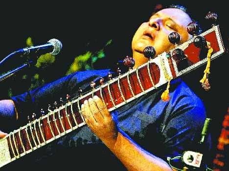 madal lal kausar award to renowned artist shujat hussain