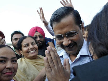 stone throwing on delhi cm arvind kejriwal car in ludhiana