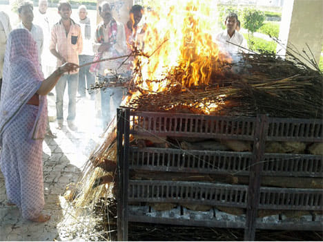daughter has done last ritual of mothers in kanpur