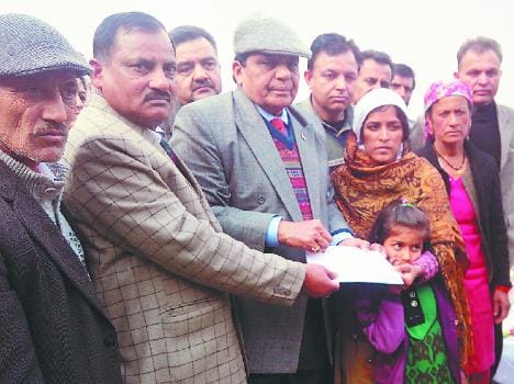hp govt give 15 lakh to martyr omprakash family.