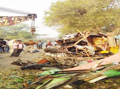 Nap on the stilts of the tree truck , driver killed