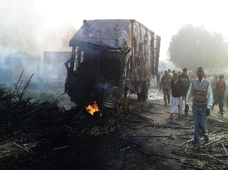 Fire caused by the collision of two heavy vehicles , one driver 's death