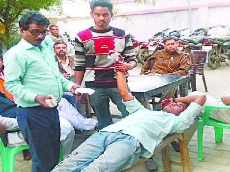 Modi, while returning from the rally stalled on samosas , assault