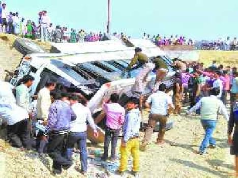 bus fall down, two died, 39 injured