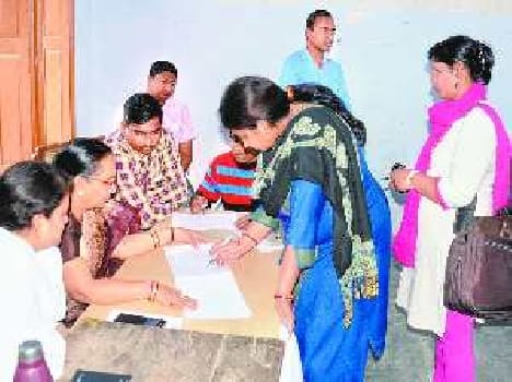 Thronging to promote teachers