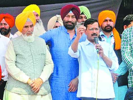 stone throwing on delhi cm arvind kejriwal car in ludhiana