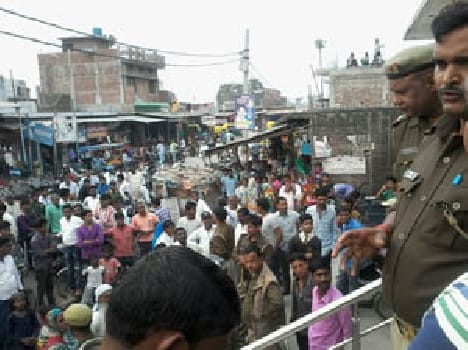 police return due to public protest when it reach to catch a man
