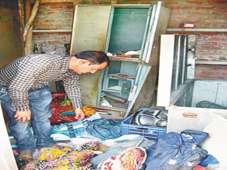 Deserted house flown jewelery thieves