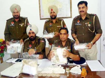 swindle of 2 crore with online shopping company flipkart, arrested