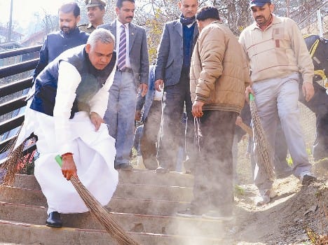 governor acharya dev vrat during swachh bharat swachh bharat abhiyan
